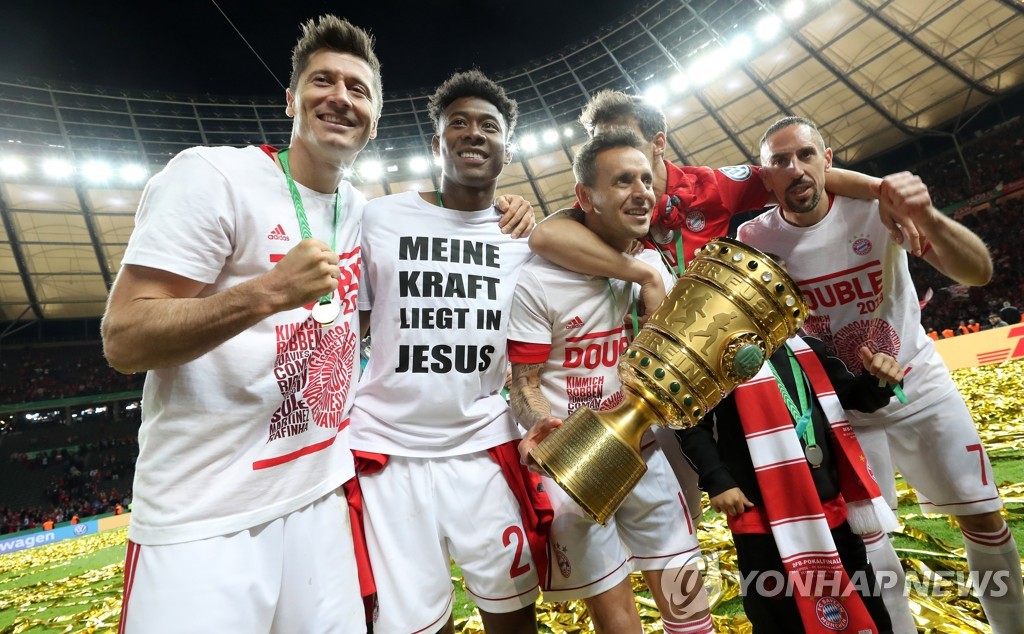 DFB 포칼 우승컵 들어 올린 바이에른 뮌헨 선수들이 기뻐하고 있다.