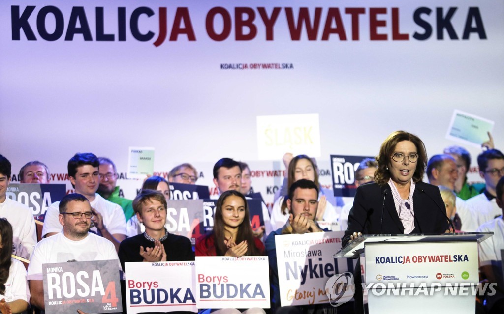 총선 선거운동 하는 폴란드 야당 후보들 [EPA=연합뉴스 자료사진]