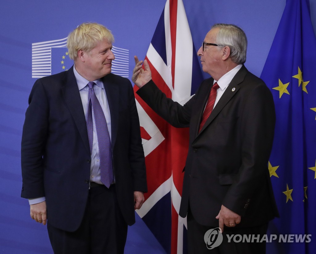 브렉시트 재협상 타결 후 성명을 발표하는 존슨(왼쪽) 영국 총리와 융커 EU 집행위원장 [EPA=연합뉴스]