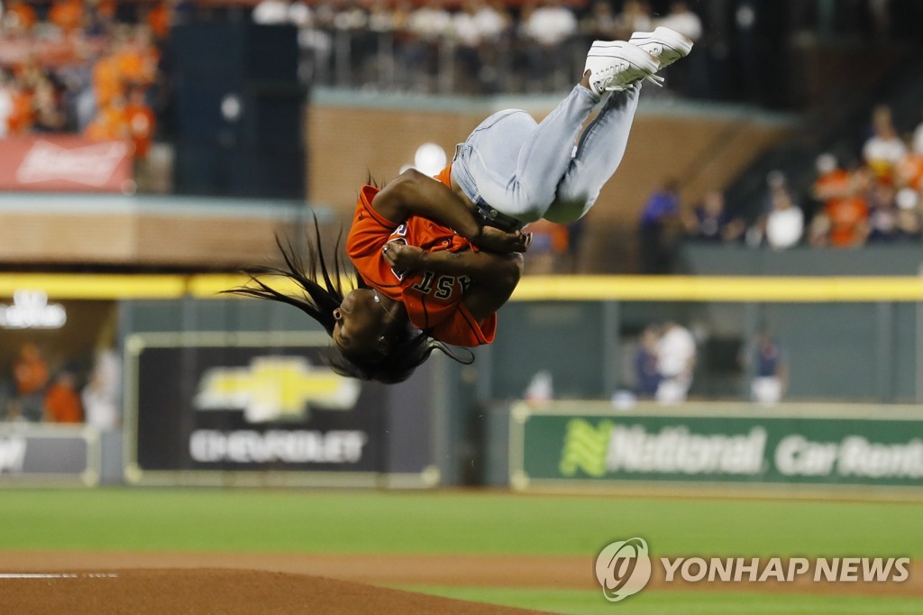 시몬 바일스, 야구장에서도 묘기를