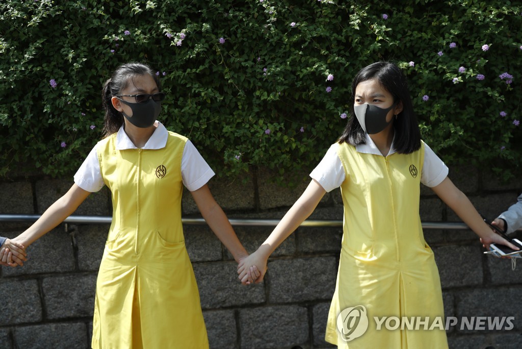 '손에 손잡고' 25일 홍콩 카오룽에서 시위를 벌이는 학생들