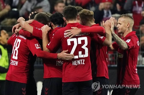 선제골 후 기뻐하는 프라이부르크 선수들.