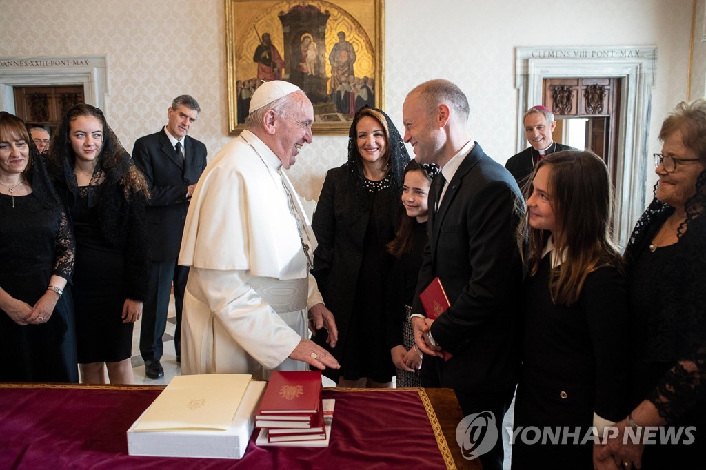 조지프 무스카트 몰타 총리와 만난 프란치스코 교황(왼쪽). [EPA=연합뉴스]