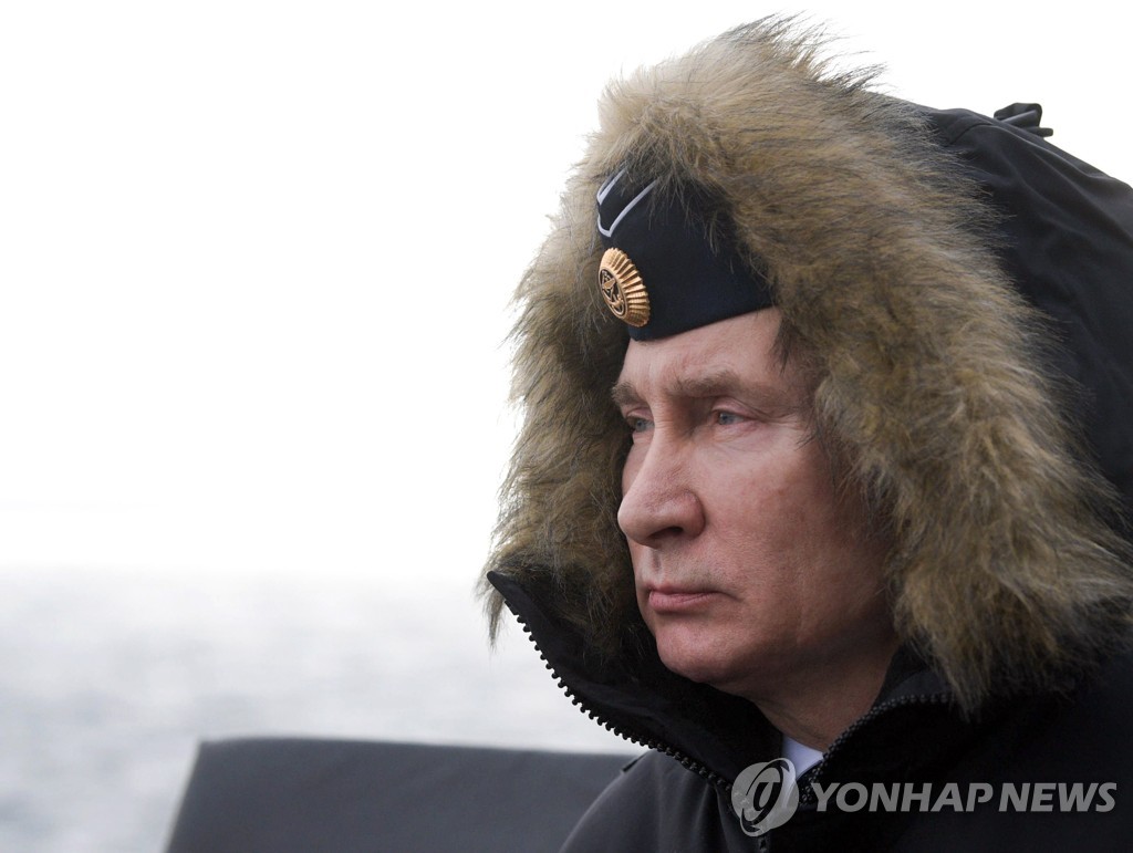 해상 군사훈련 참관하는 푸틴 러시아 대통령