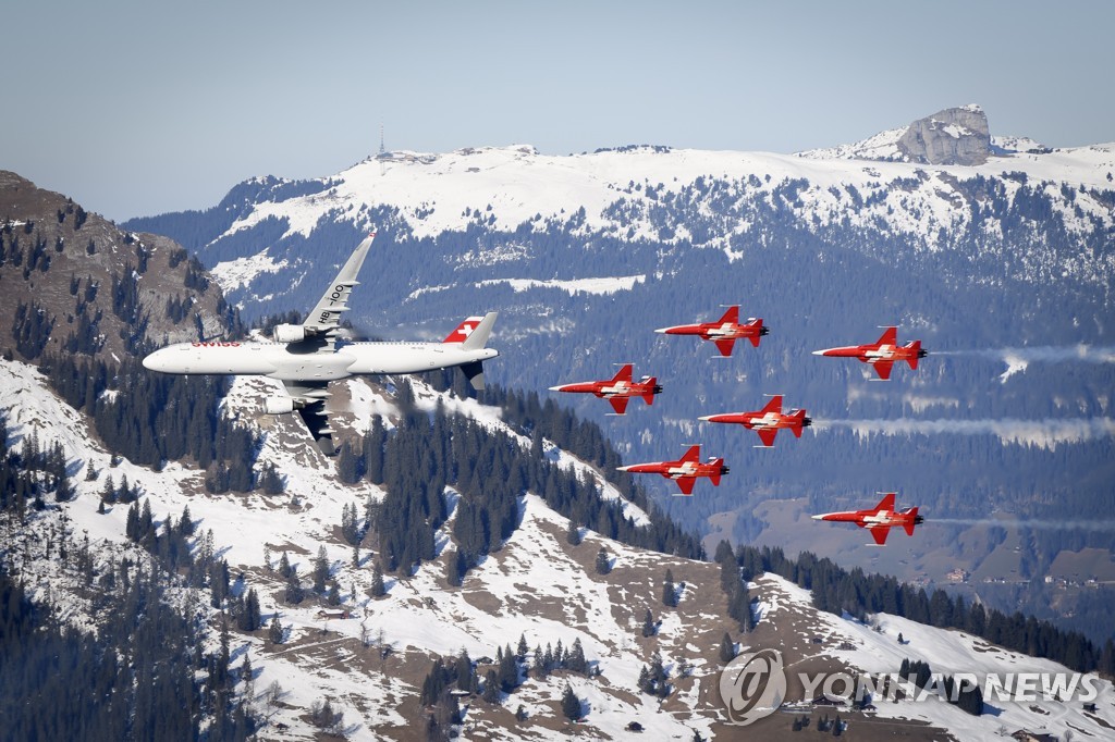 ′알프스 배경 창공속으로′…스위스, 알파인 스키 월드컵 축하 에어쇼