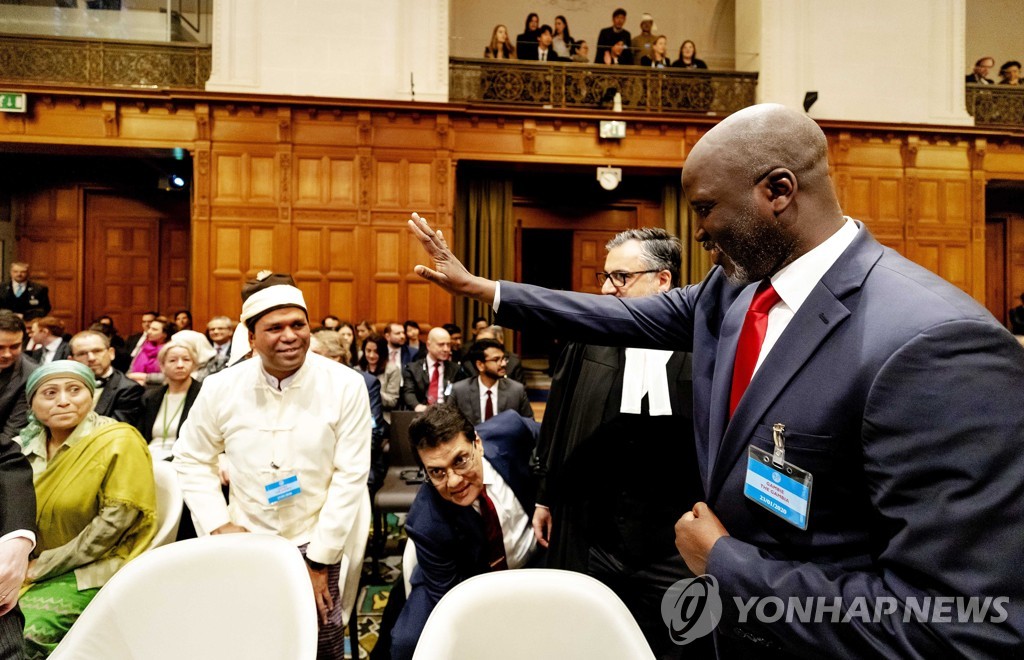 23일 ICJ 법정에서 로힝야 대표들에게 인사하는 탐바두 감비아 법무장관