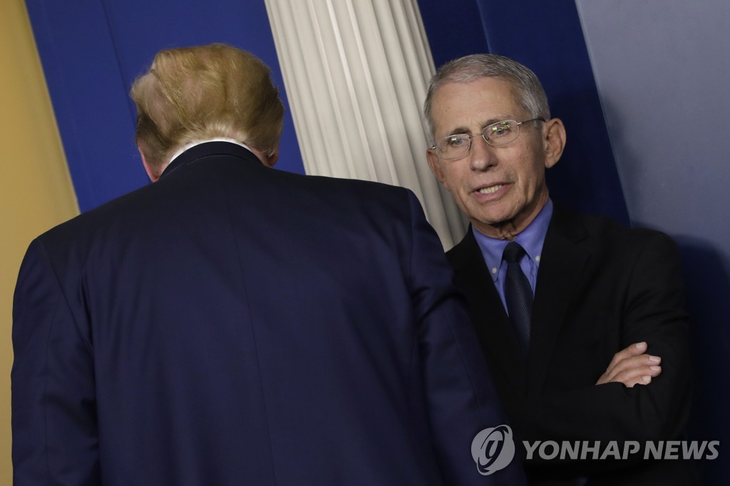브리핑룸에서 파우치 박사에게 말 거는 트럼프