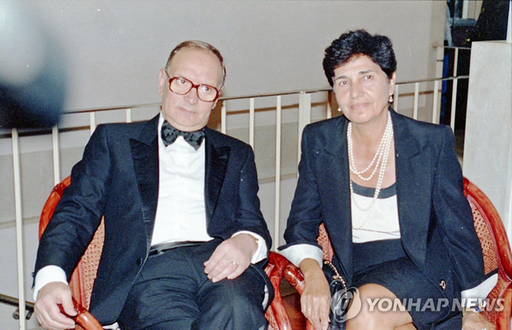 1992년 9월 이탈리아 베네치아에서 아내 마리아와 함께 한엔니오 모리코네