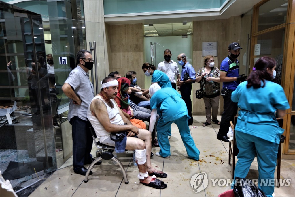 폭발이 일어난 지난 4일(현지시간) 베이루트의 한 병원에서 부상자들이 응급 치료를 받고 있다.