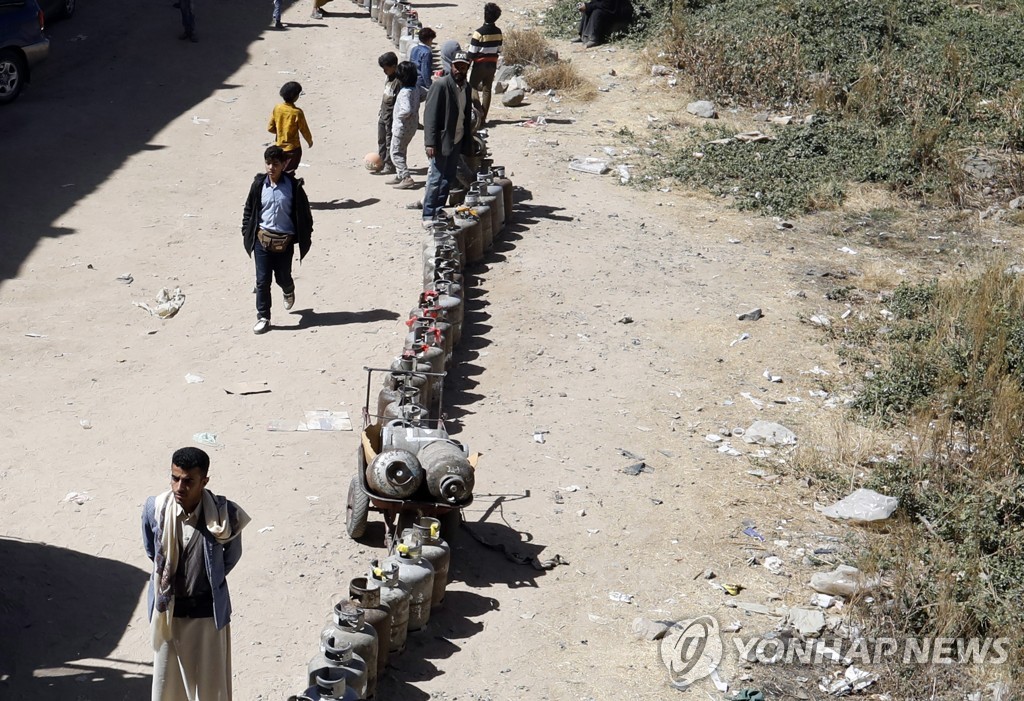 지난달 24일 예멘 사나에서 가스통에 가스를 채우고자 기다리는 모습. [EPA=연합뉴스 자료사진]