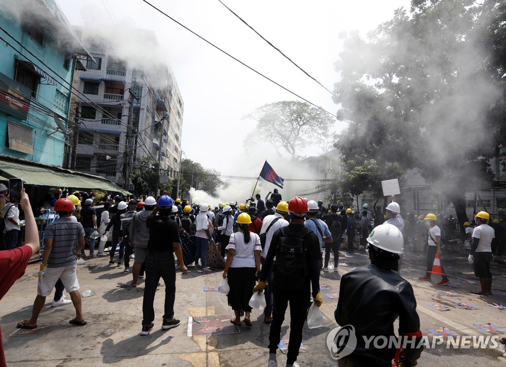 최루가스 난무하는 미얀마 반쿠데타 시위 현장