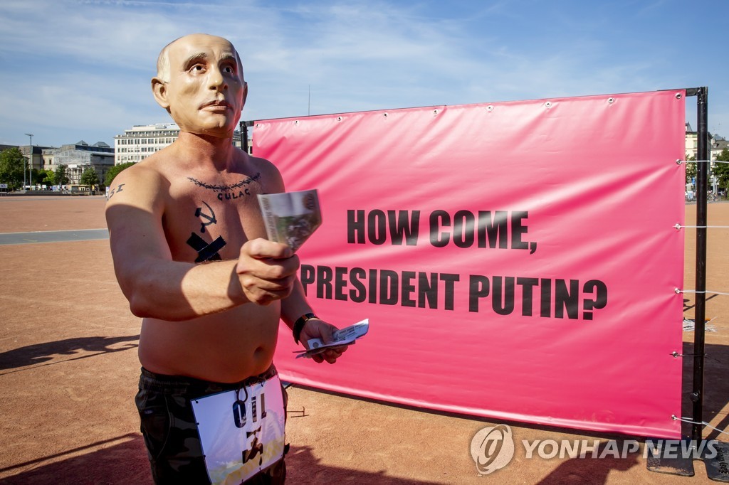 스위스 제네바 광장에서 시위하는 '가짜 푸틴'