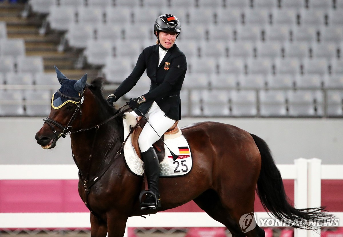 2021년 도쿄 올림픽 당시 승마 경기 중 눈물 흘리는 칠레켄스