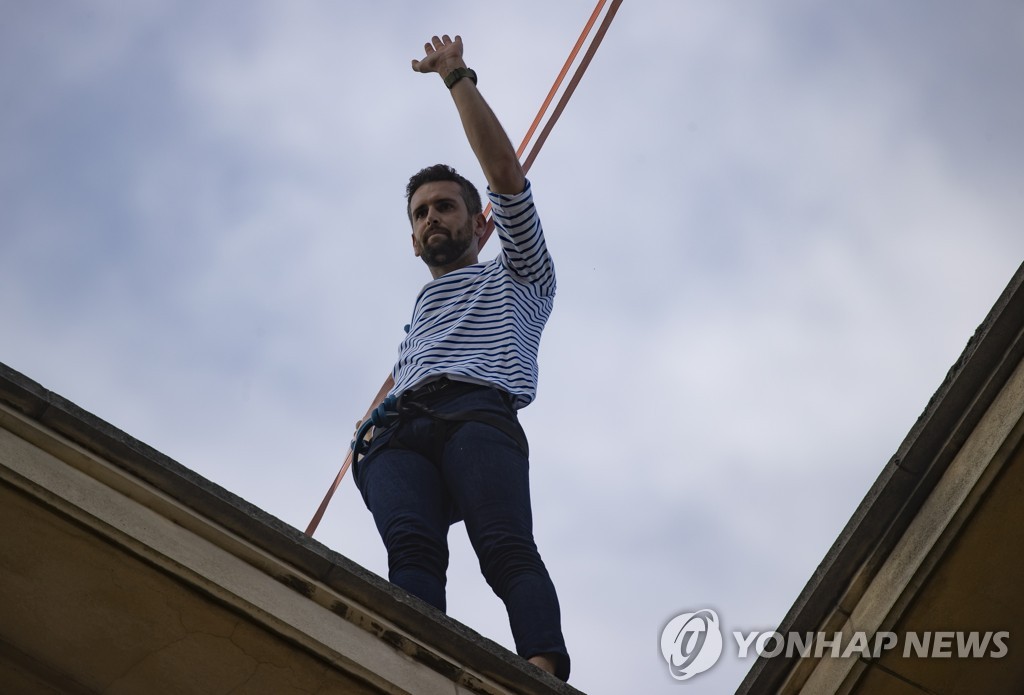 FRANCE EIFFEL TOWER SLACKLINE CROSSING