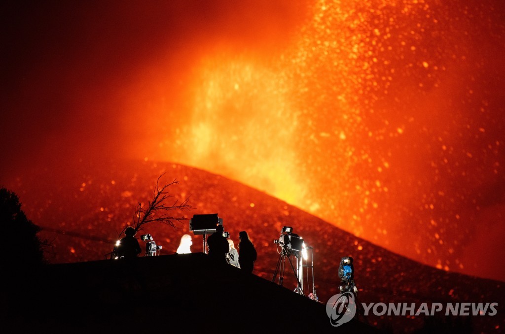 닷새째 카나리아제도 화산 폭발…치솟는 화산재에 비행도 중단
