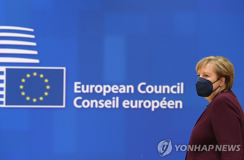 (브뤼셀 EPA=연합뉴스) 앙겔라 메르켈 독일 총리가 22일(현지시각) 벨기에 브뤼셀에서 열린 이틀째 유럽연합(EU) 정상회의에 도착하고 있다.2021.10.22 photo@yna.co.kr