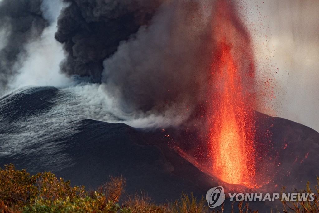 ′한달여째 용암 분출′…화산재에 뒤덮인 스페인 라팔마섬