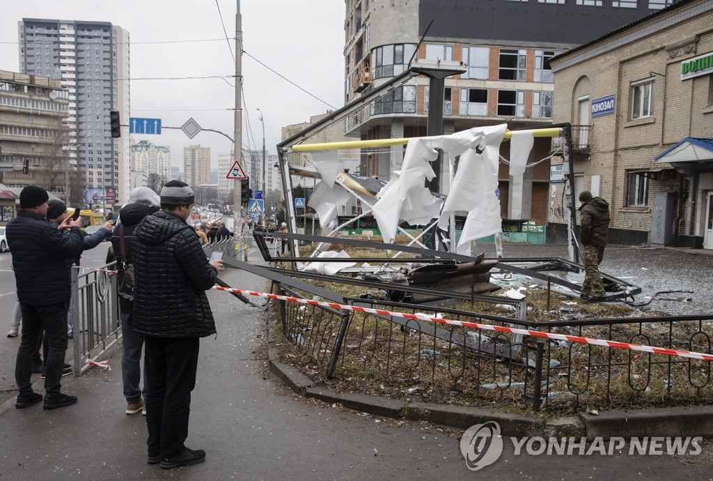 우크라 수도 키예프서 발생한 폭발 이후 떨어진 미상 물체의 잔해.