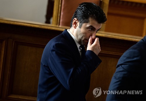 불신임 투표 가결후 의사당을 빠져나가는 키릴 페트코프 불가리아 총리.