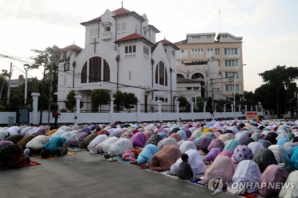 기도하는 인도네시아 무슬림들