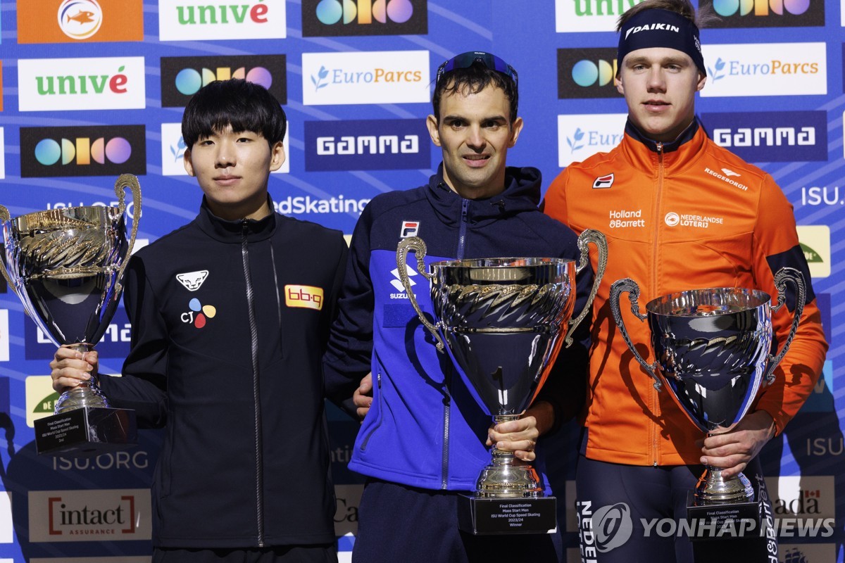 빙속 정재원(왼쪽), 월드컵 6차 대회 매스스타트 2위