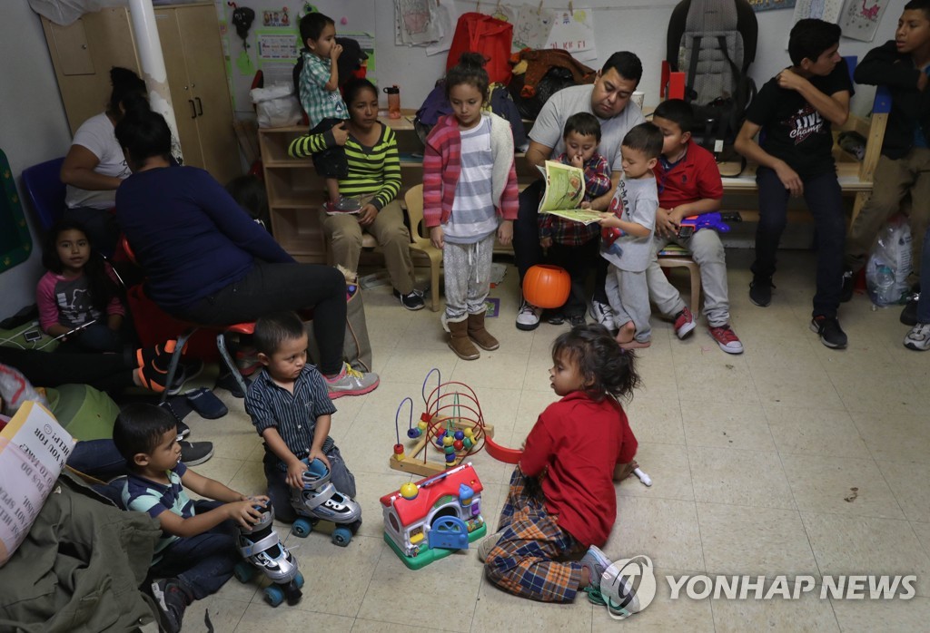 2018년 11월 3일 미국 텍사스주 맥앨런시에서 억류시설에서 풀려난 이민자 어린이들이 이민자 지원센터에서 다른 어린이들과 놀이를 하고 있다. [AFP=연합뉴스자료사진]