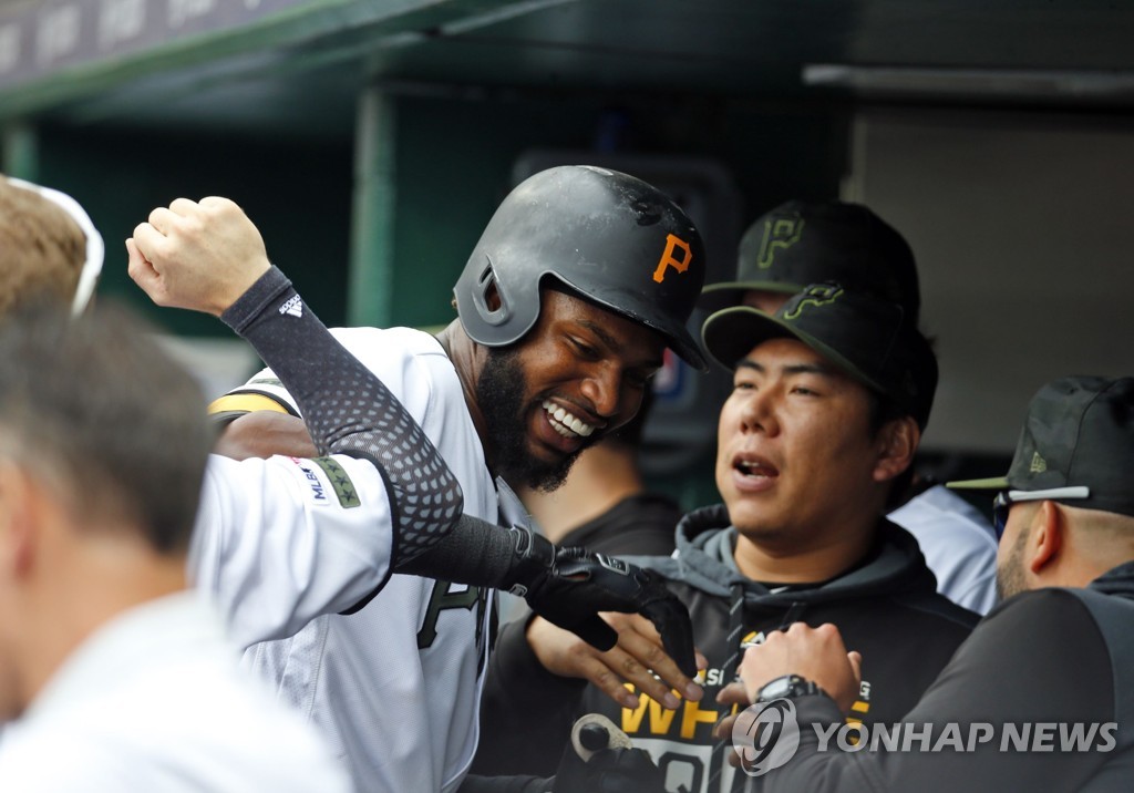 1회 투런포를 터트린 그레고리 폴랑코 축하하는 강정호