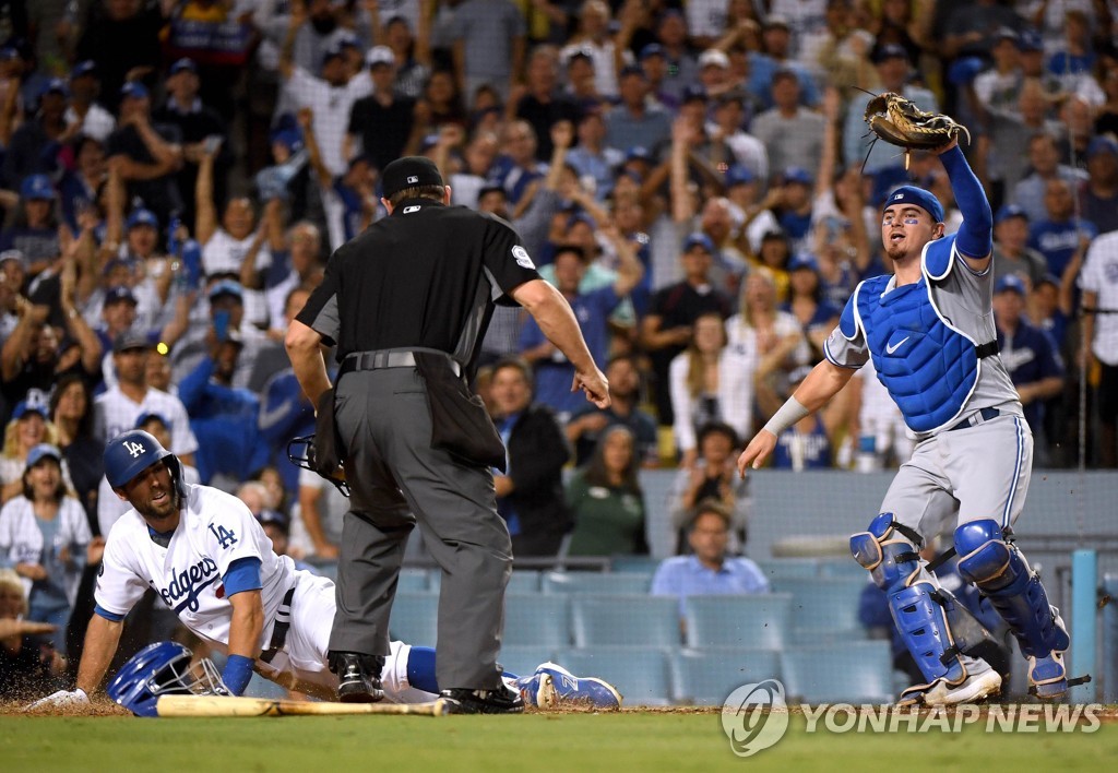 토론토 포수 리즈 맥과이어(오른쪽)