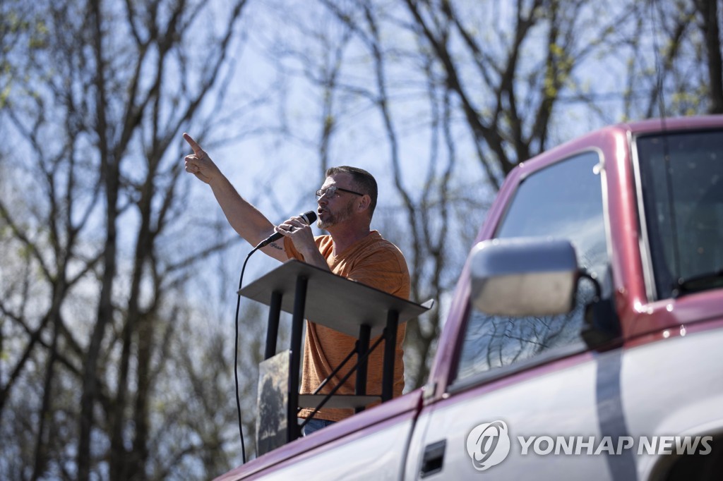 US-PASTOR-IN-TENNESSEE-OFFERS-DRIVE-IN-MASS