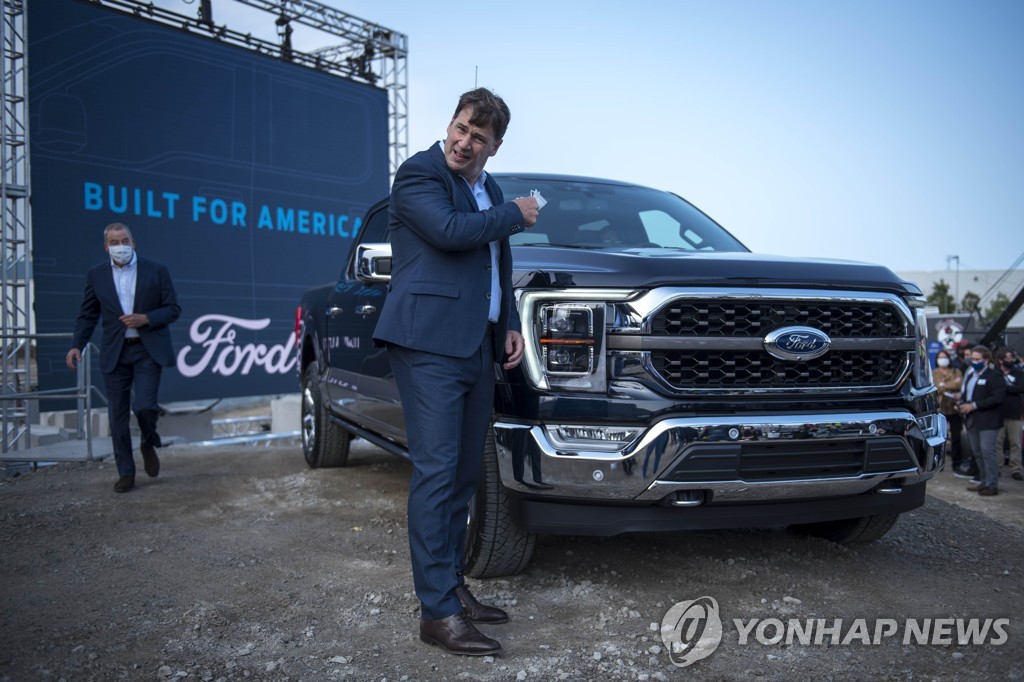 신형 F-150 픽업트럭 선보이는 짐 팔리 포드 CEO