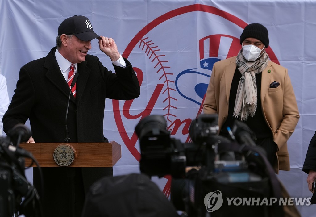 양키스 모자 쓴 빌 더블라지오 뉴욕시장과 전 양키스 투수 마리아노 리베라