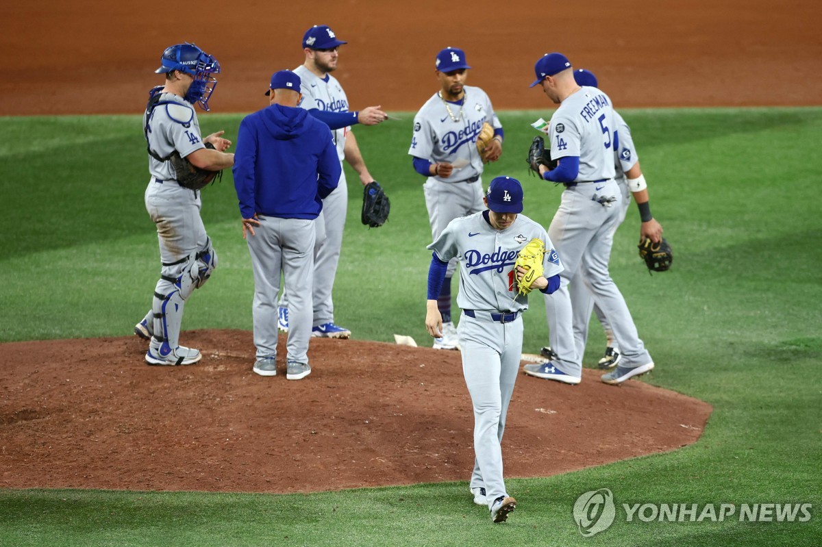 마운드에서 내려가는 사사키 로키(맨 앞)