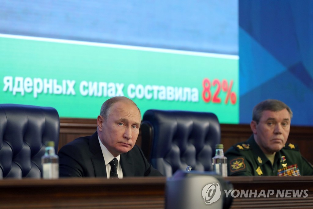 연례 확대 국가안보회의에 참석한 푸틴 러시아 대통령(왼쪽)