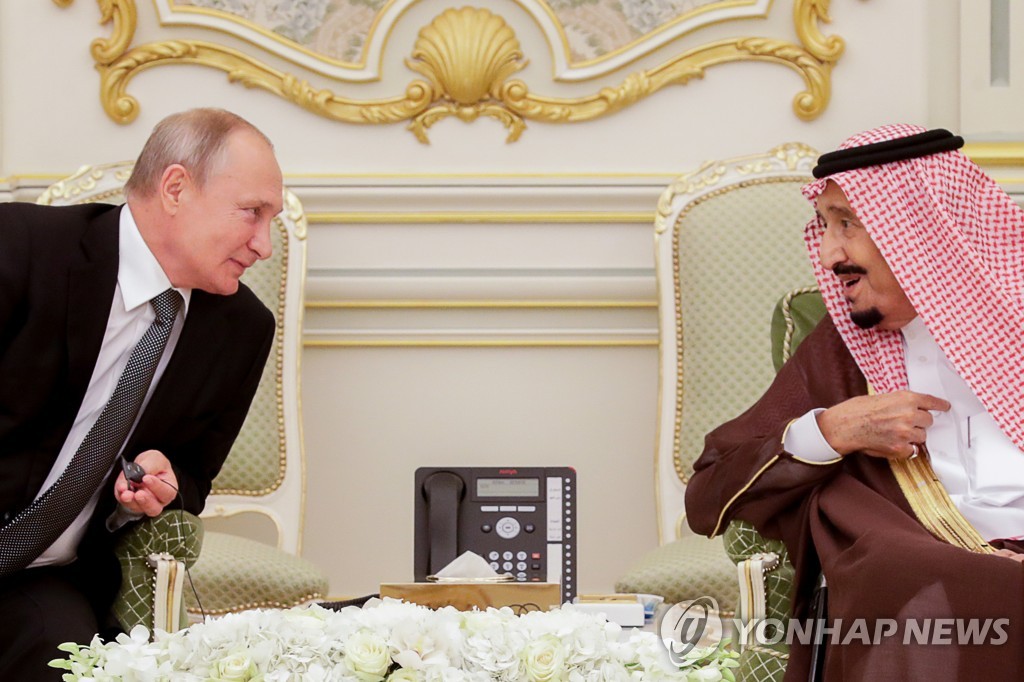 2019년 10월 14일 블라디미르 푸틴 러시아 대통령(왼쪽)이 살만 빈 압둘아지즈 사우디아라비아 국왕(오른쪽)과 리야드에서 만나 이야기를 나누고 있다. [타스=연합뉴스 자료사진]