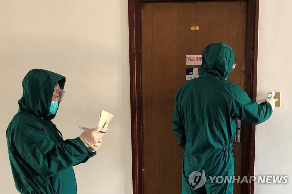  3일 외국인의 체온을 확인하기 위해 평양 내 공관 구역을 찾은 북한 방역당국자들