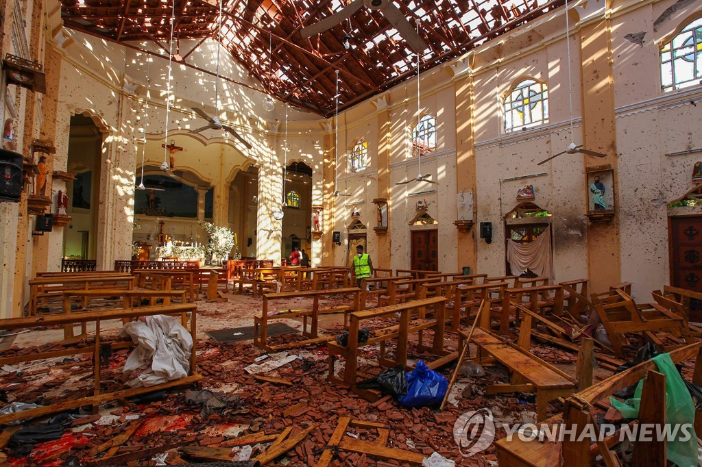 부활절인 지난 21일 스리랑카 수도 콜롬보 북쪽 네곰보의 한 가톨릭교회에서 발생한 폭발로 내부가 부셔졌다.