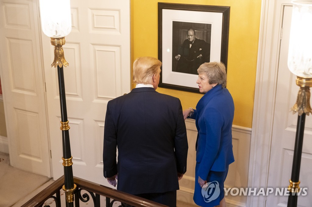 영국 총리 관저의 처칠 초상화 앞에서 이야기 나누는 트럼프 미국 대통령(왼쪽)과 메이 영국 총리