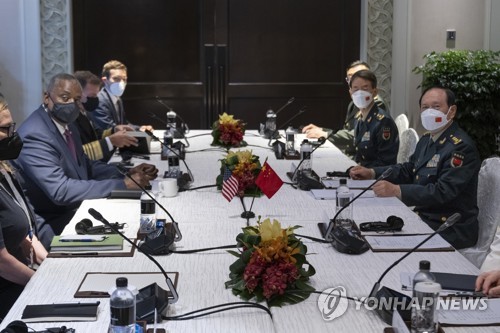  작년 6월 10일 싱가포르에서 대화에 나선 로이드 오스틴 미 국장장관과 웨이펑허 당시 중국 국방부장. [ 자료사진] 2023.10.12.