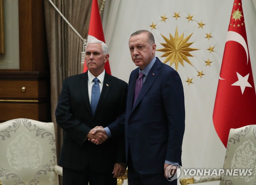 레제프 타이이프 에르도안 터키 대통령과 만나는 마이크 펜스 미국 부통령 