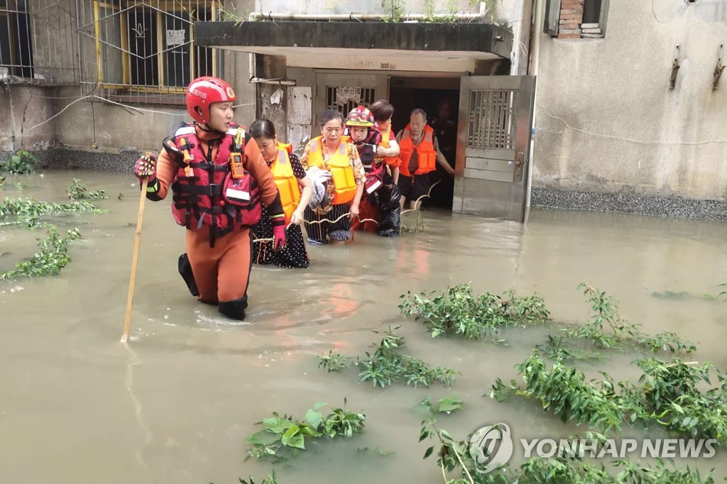 지난 12일 쓰촨성에서 구조대원들이 주민을 대피시키고 있다. [신화=연합뉴스]