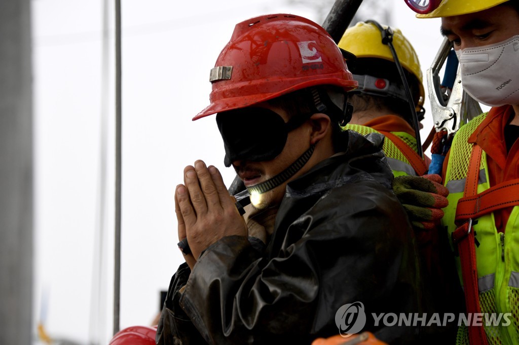 (SPOT NEWS)CHINA-SHANDONG-QIXIA-GOLD MINE-RESCUE (CN)