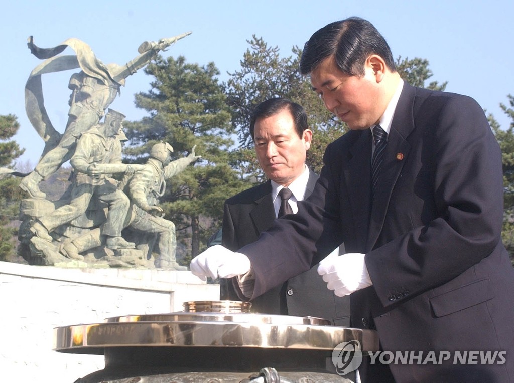 방위청 장관 시절 국립현충원 참배하는 이시바