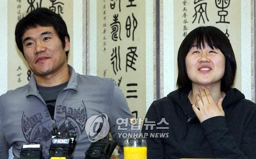 인터뷰하는 핸드볼 부부