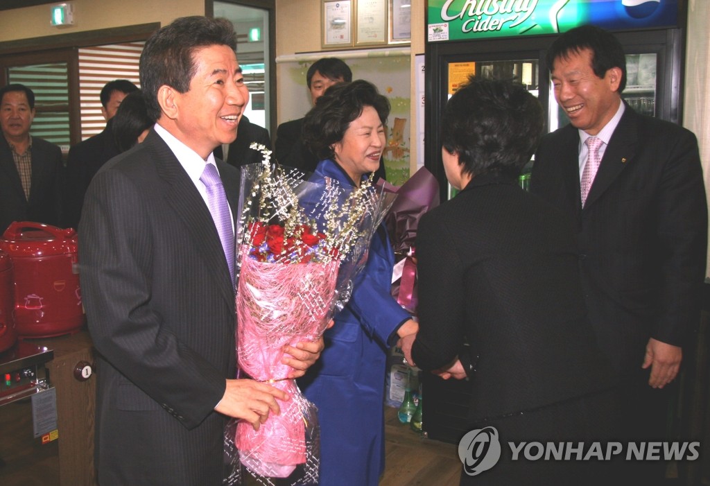 꽃다발 받는 노 전대통령 내외