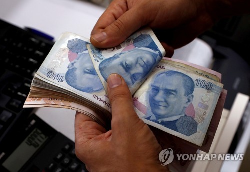리라 지폐를 세는 이스탄불의 한 환전상