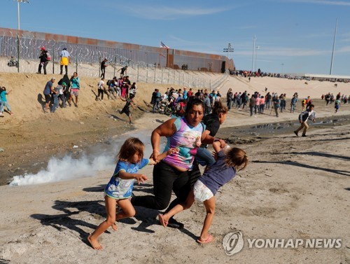 최루 가스를 피해 흩어지는 중미 이민자들 [로이터=연합뉴스] 