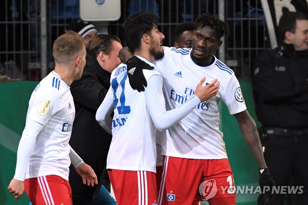 함부르크의 외즈잔이 뉘른베르크와 DFB 포칼 16강전에서 골을 넣고 기뻐하고 있다.