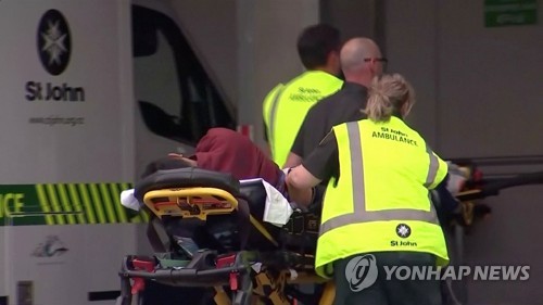 모스크 총격 사건의 부상자를 옮기는 구급요원들.