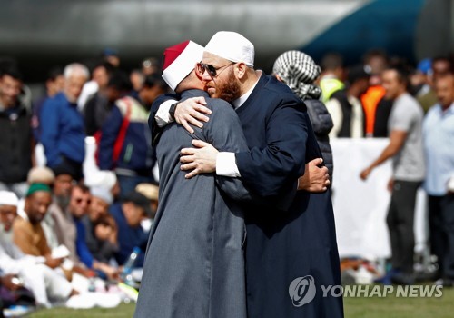 서로를 위로하는 시민들.