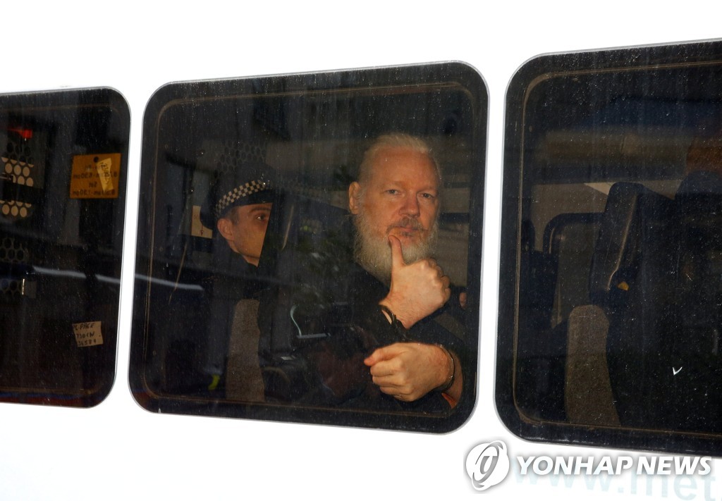 영국 경찰에 체포된 '위키리크스' 설립자 줄리언 어산지